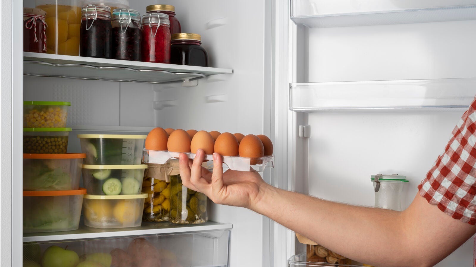 Cómo organizar la nevera: qué colocar en cada balda para mantener los alimentos frescos