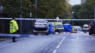 La investigaci&oacute;n policial contin&uacute;a en la escena cerca de la sinagoga de la Congregaci&oacute;n Hebrea de Heaton Park en Crumpsall, Manchester.