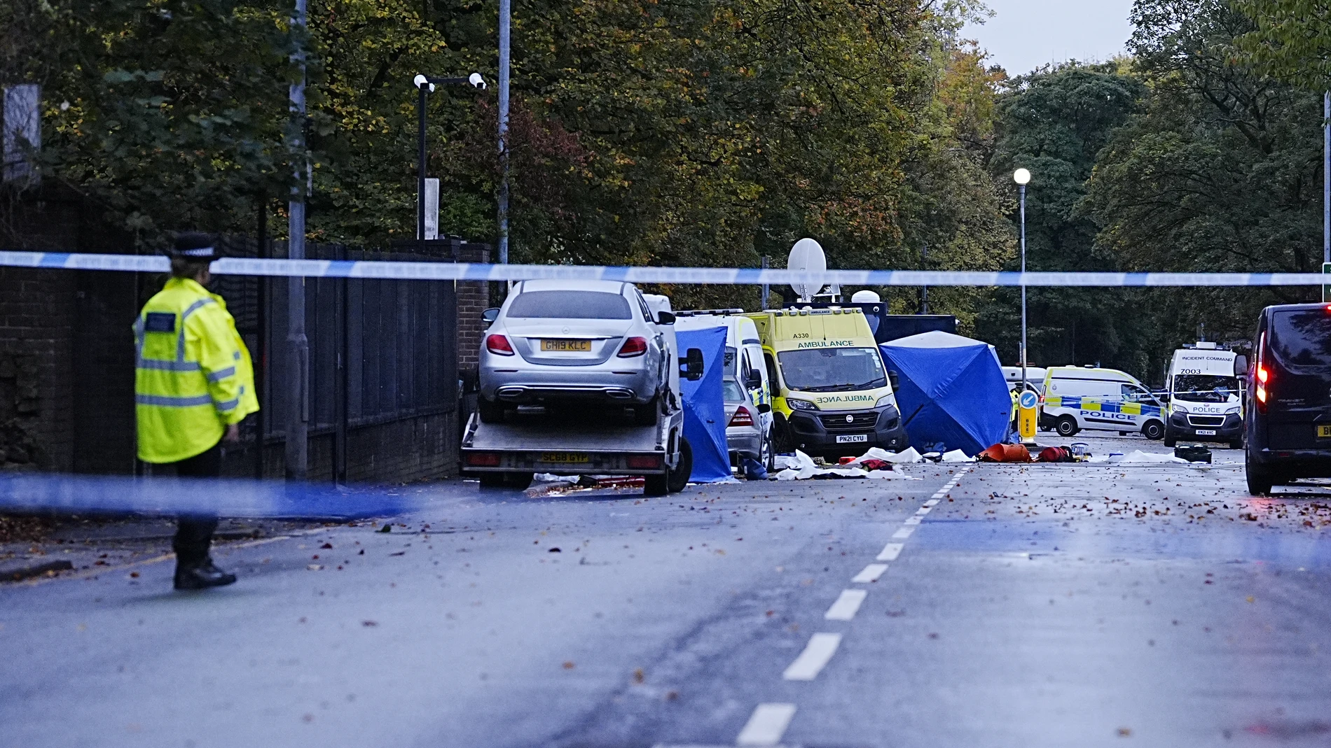 La investigación policial continúa en la escena cerca de la sinagoga de la Congregación Hebrea de Heaton Park en Crumpsall, Manchester. La investigación policial continúa en la escena cerca de la sinagoga de la Congregación Hebrea de Heaton Park en Crumpsall, Manchester.