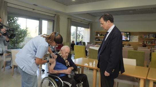 El consejero de Salud, Alberto Mart&iacute;nez, visita la residencia Colis&eacute;e Mi&ntilde;ano en &Aacute;lava para conocer el proceso de vacunaci&oacute;n.REMITIDA / HANDOUT por IrekiaFotograf&iacute;a remitida a medios de comunicaci&oacute;n exclusivamente para ilustrar la noticia a la que hace referencia la imagen, y citando la procedencia de la imagen en la firma01/10/2025