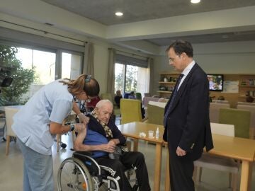 El consejero de Salud, Alberto Martínez, visita la residencia Colisée Miñano en Álava para conocer el proceso de vacunación.