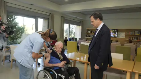 El consejero de Salud, Alberto Martínez, visita la residencia Colisée Miñano en Álava para conocer el proceso de vacunación. El consejero de Salud, Alberto Martínez, visita la residencia Colisée Miñano en Álava para conocer el proceso de vacunación.REMITIDA / HANDOUT por IrekiaFotografía remitida a medios de comunicación exclusivamente para ilustrar la noticia a la que hace referencia la imagen, y citando la procedencia de la imagen en la firma01/10/2025