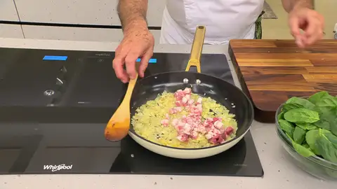 Corta la panceta de la misma manera, introdúcela en la sartén Corta la panceta de la misma manera, introdúcela en la sartén