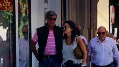 Primeras imágenes de Cayetano Martínez de Irujo con sus suegros, a escasas horas de su boda con Bárbara Mirjan
