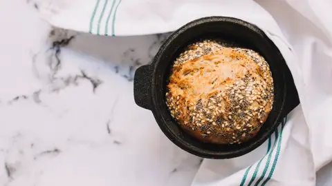 Pan en una olla apta para horno Pan en una olla apta para horno