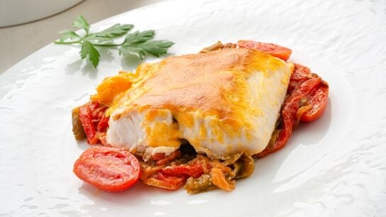 Receta ligera y saludable de Joseba Argui&ntilde;ano: merluza gratinada a la rote&ntilde;a