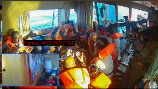 Soldados israel&iacute;es en uno de los barcos de la flotilla Sumud interceptados