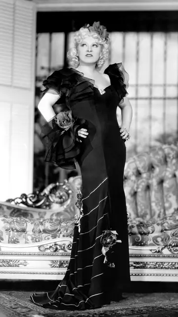 Mae West con un diseño de Elsa Schiaparelli en 1937 Mae West con un diseño de Elsa Schiaparelli en 1937