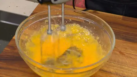 Monta los ingredientes con una batidora de varillas Monta los ingredientes con una batidora de varillas