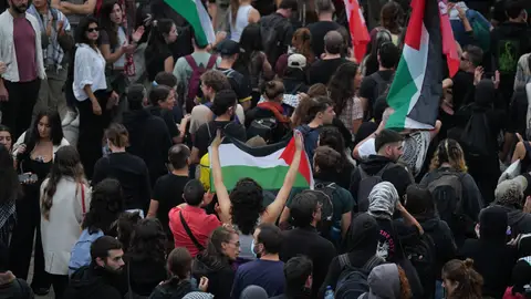 Concentración en Barcelona en apoyo a la Global Sumud Flotilla tras ser interceptada por Israel Cientos de personas durante una concentración en apoyo a la Global Sumud Flotilla, en la Plaza de la Carbonera, a 2 de octubre de 2025, en Barcelona, Catalunya (España). La concentración se produce tras ser interceptada por Israel la Global Sumud Flotilla, para exigir la liberación de esta, el embargo de armas, la ruptura de relaciones con Israel, y la apertura del corredor humanitario. 02 OCTUBRE 2025;CATALUÑA;GAZA;PALESTINA;FLOTILLA;ANTIDISTURBIOS;POLICÍAS; David Zorrakino / Europa Press ...