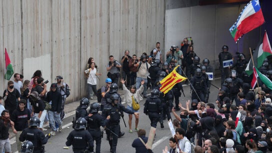 Cientos de personas durante una concentraci&oacute;n en apoyo a la Global Sumud Flotilla, en la Plaza de la Carbonera, a 2 de octubre de 2025, en Barcelona, Catalunya (Espa&ntilde;a). La concentraci&oacute;n se produce tras ser interceptada por Israel la Global Sumud Flotilla, para exigir la liberaci&oacute;n de esta, el embargo de armas, la ruptura de relaciones con Israel, y la apertura del corredor humanitario. 02 OCTUBRE 2025;CATALU&Ntilde;A;GAZA;PALESTINA;FLOTILLA; David Zorrakino / Europa Press 02/10/2025