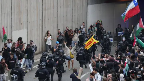Concentración en Barcelona en apoyo a la Global Sumud Flotilla tras ser interceptada por Israel Cientos de personas durante una concentración en apoyo a la Global Sumud Flotilla, en la Plaza de la Carbonera, a 2 de octubre de 2025, en Barcelona, Catalunya (España). La concentración se produce tras ser interceptada por Israel la Global Sumud Flotilla, para exigir la liberación de esta, el embargo de armas, la ruptura de relaciones con Israel, y la apertura del corredor humanitario. 02 OCTUBRE 2025;CATALUÑA;GAZA;PALESTINA;FLOTILLA; David Zorrakino / Europa Press 02/10/2025