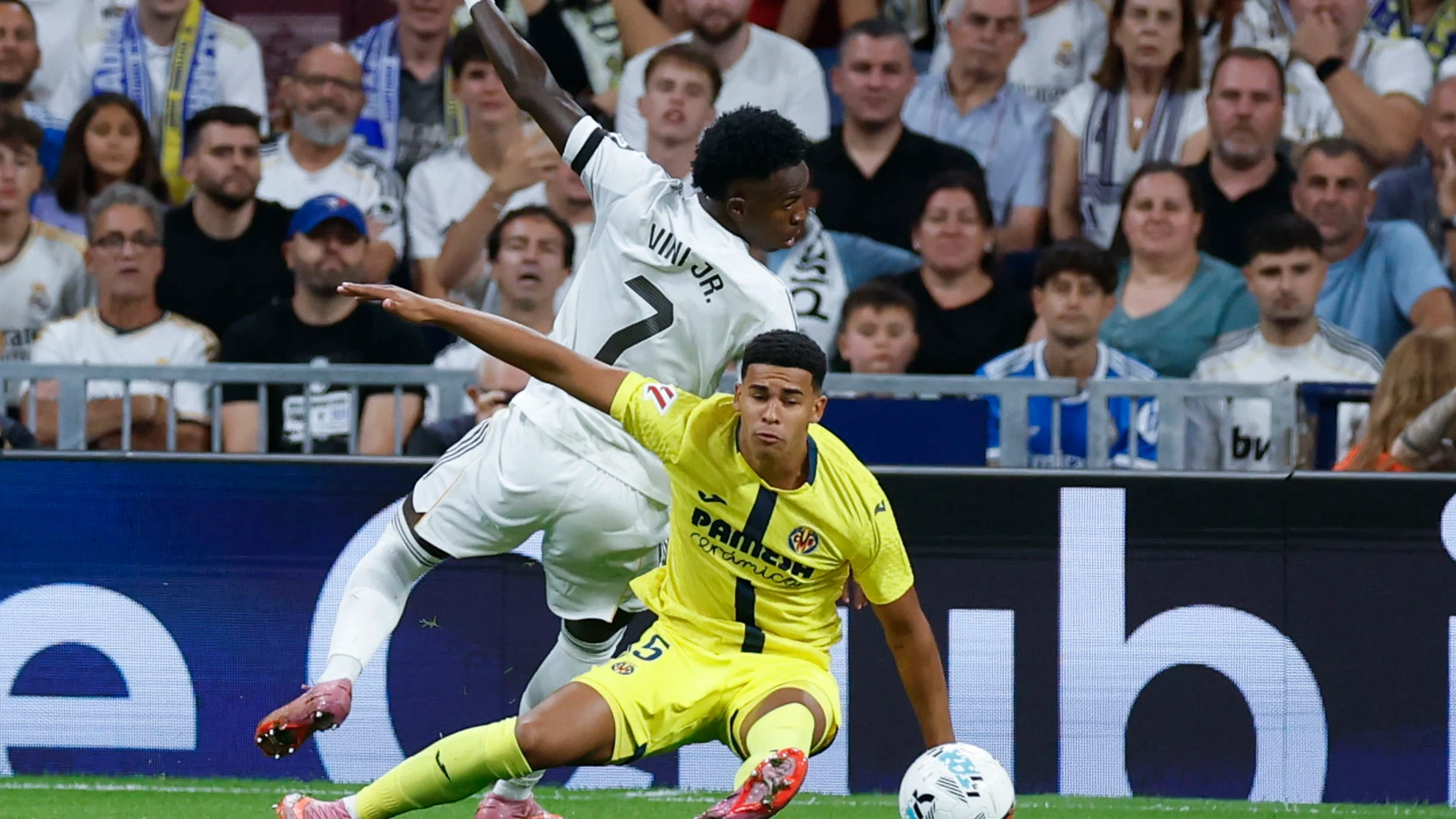 Vinicius intenta un recorte en el Real Madrid-Villarreal Vinicius intenta un recorte en el Real Madrid-Villarreal