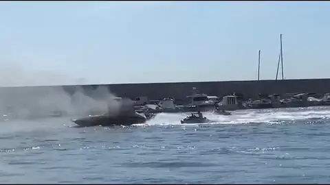 Explota una embarcación con ocho personas a bordo en el puerto deportivo de Fuengirola: tres heridos graves Explota una embarcación con ocho personas a bordo en el puerto deportivo de Fuengirola: tres heridos graves