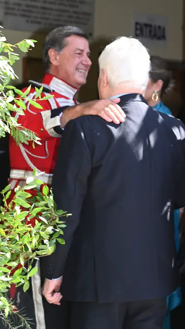 El abrazo entre Cayetano Martínez de Irujo y el duque de Alba El abrazo entre Cayetano Martínez de Irujo y el duque de Alba