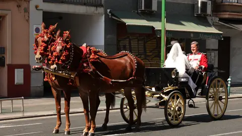 Cayetano Martínez de Irujo y Bárbara Mirjan en un carruaje tras su boda Cayetano Martínez de Irujo y Bárbara Mirjan en un carruaje tras su boda