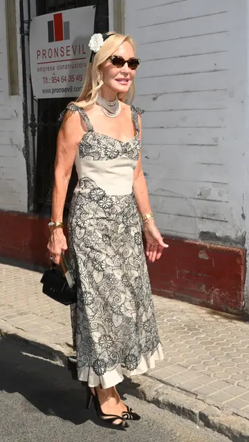 Carme Lomana, invitada a la boda de Cayetano Martínez de Irujo Carme Lomana, invitada a la boda de Cayetano Martínez de Irujo