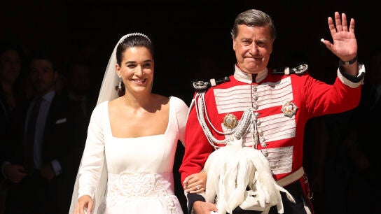 B&aacute;rbara Mirjan y Cayetano Mart&iacute;nez de Irujo tras casarse