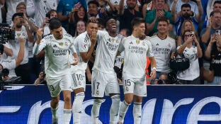 Vinicius y el resto de jugadores madridistas celebran el 2-1 ante el Villarreal