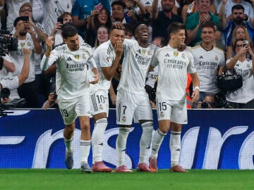 Vinicius y el resto de jugadores madridistas celebran el 2-1 ante el Villarreal
