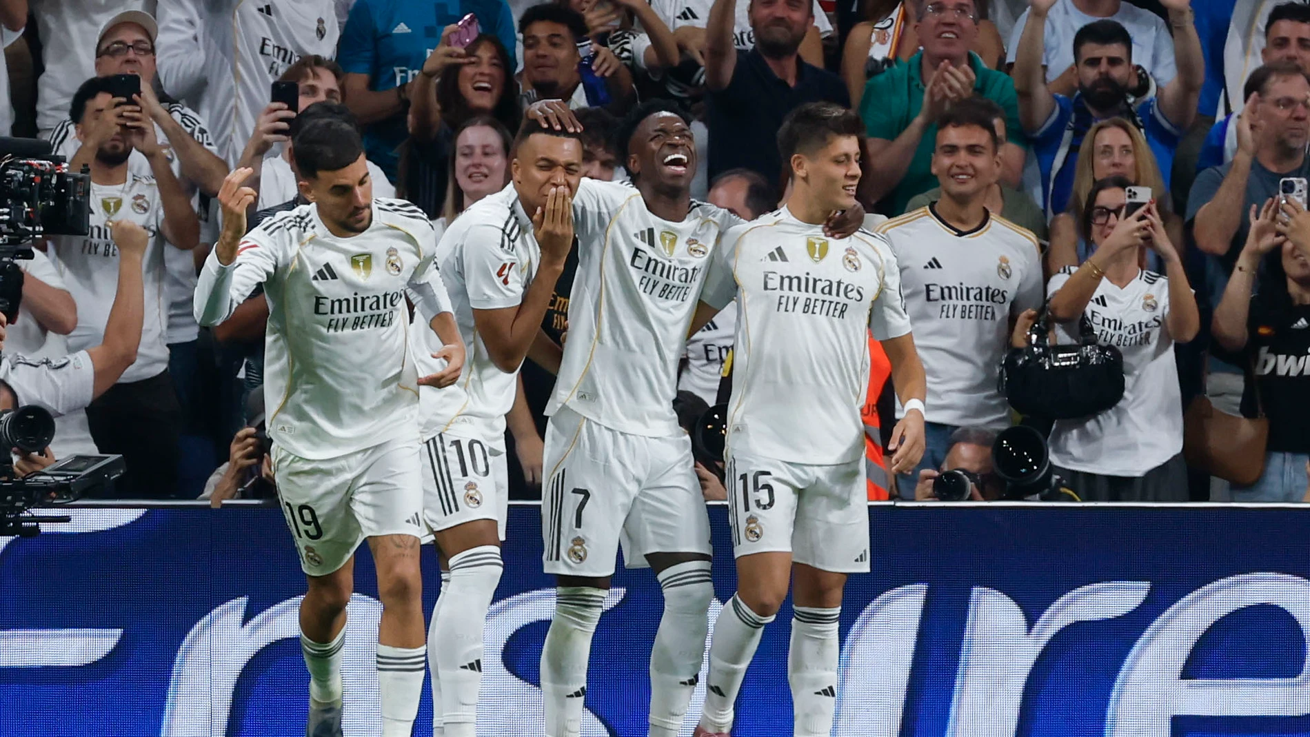 Vinicius y el resto de jugadores madridistas celebran el 2-1 ante el Villarreal Vinicius y el resto de jugadores madridistas celebran el 2-1 ante el Villarreal