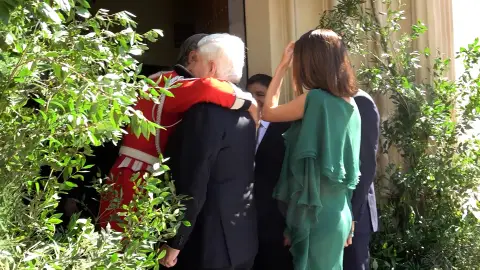 El abrazo entre Cayetano Martínez de Irujo y su hermano, el duque de Alba El abrazo entre Cayetano Martínez de Irujo y su hermano, el duque de Alba
