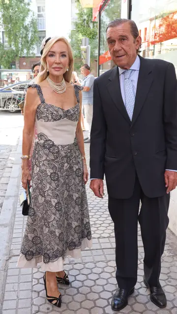 Carmen Lomana y Antonio Gutiérrez, invitados a la boda de Cayetano Martínez de Irujo y Bárbara Mirjan Carmen Lomana y Antonio Gutiérrez, invitados a la boda de Cayetano Martínez de Irujo y Bárbara Mirjan