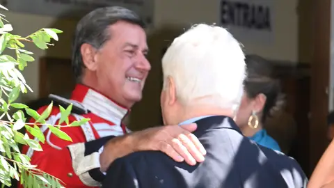 Cayetano Martínez de Irujo junto a su hermano, el duque de Alba Cayetano Martínez de Irujo junto a su hermano, el duque de Alba