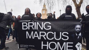 Imagen de las protestas que se llevaron a cabo en Londres para la liberaci&oacute;n de Marcus Fakana. 