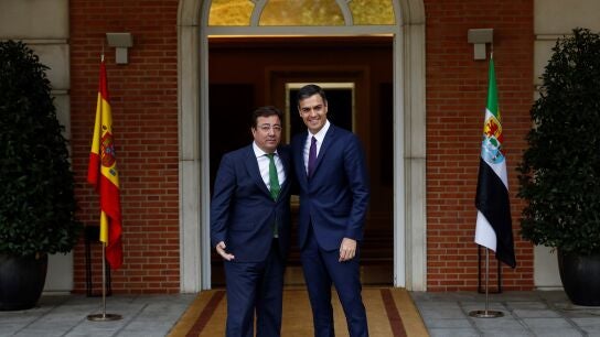 El presidente del gobierno Pedro S&aacute;nchez, junto al expresidente de la Junta de Extremadura, Guillermo Fern&aacute;ndez Vara