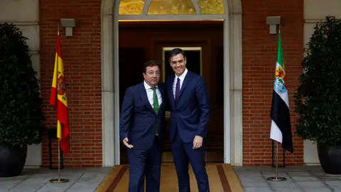 El presidente del gobierno Pedro Sánchez, junto al expresidente de la Junta de Extremadura, Guillermo Fernández Vara El presidente del gobierno Pedro Sánchez, junto al expresidente de la Junta de Extremadura, Guillermo Fernández Vara