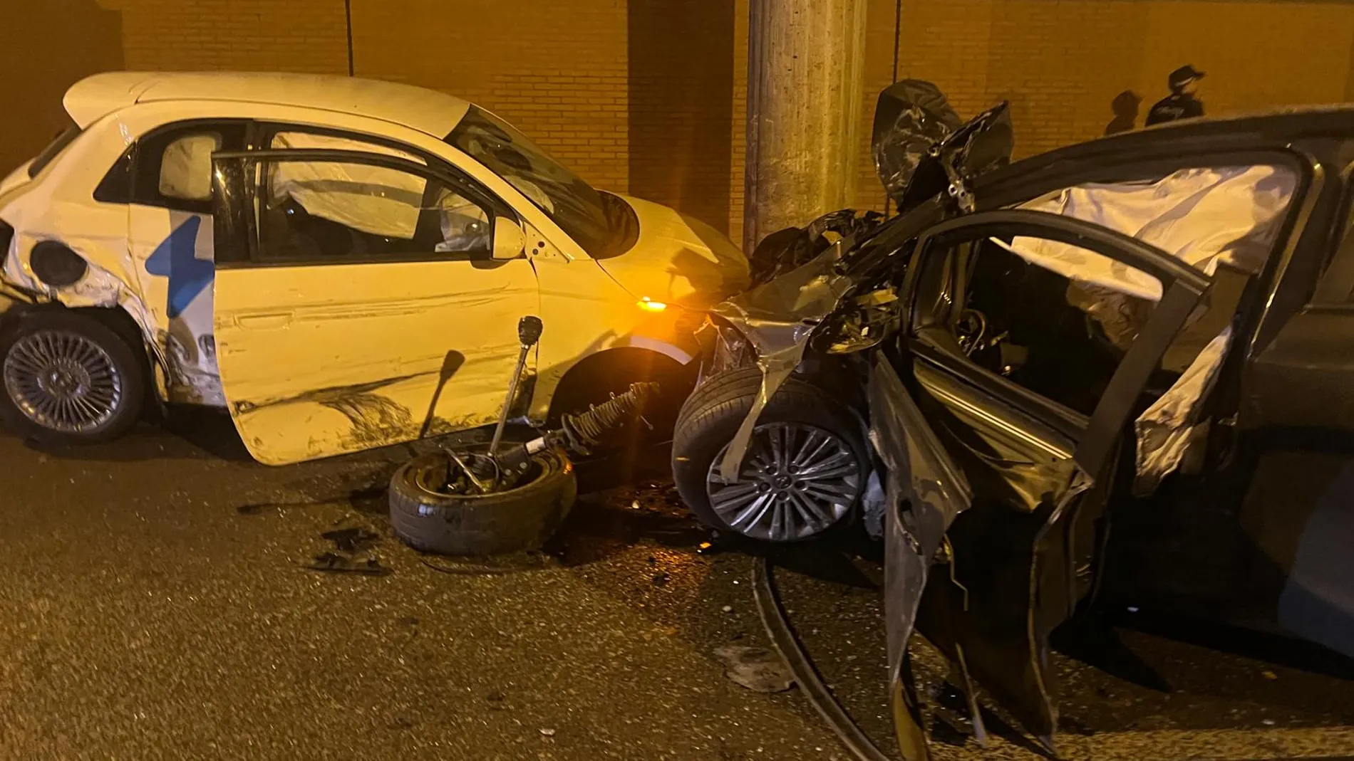 Imagen de la colisión entre los dos vehículos. Imagen de la colisión entre los dos vehículos.