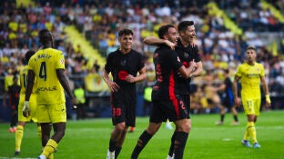 Lewandowski y Eric Garc&iacute;a celebran un gol ante el Villarreal en La Cer&aacute;mica