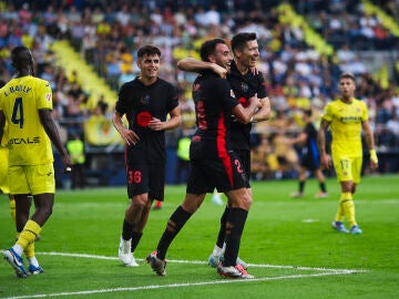 Lewandowski y Eric García celebran un gol ante el Villarreal en La Cerámica