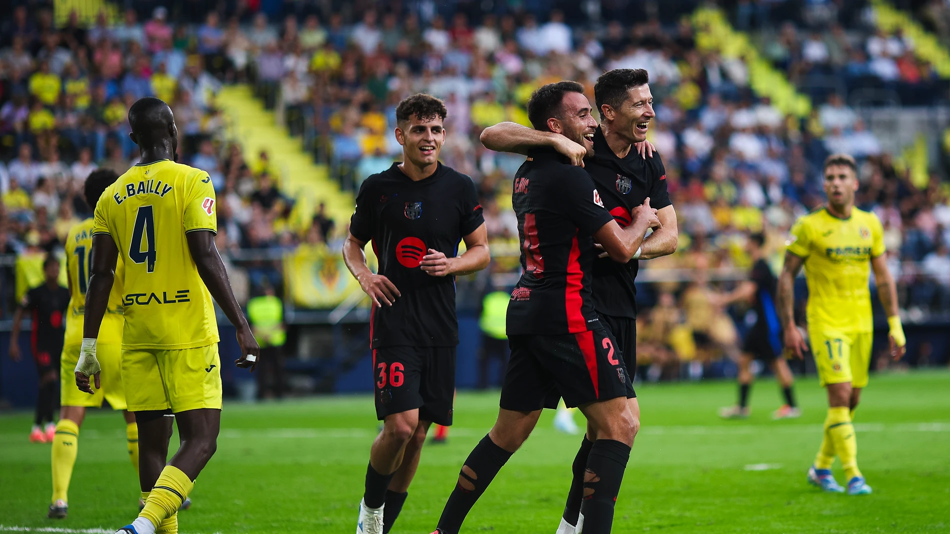 Lewandowski y Eric García celebran un gol ante el Villarreal en La Cerámica Lewandowski y Eric García celebran un gol ante el Villarreal en La Cerámica