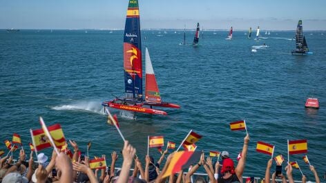 El equipo espa&ntilde;ol de SailGP, en la Bah&iacute;a de C&aacute;diz