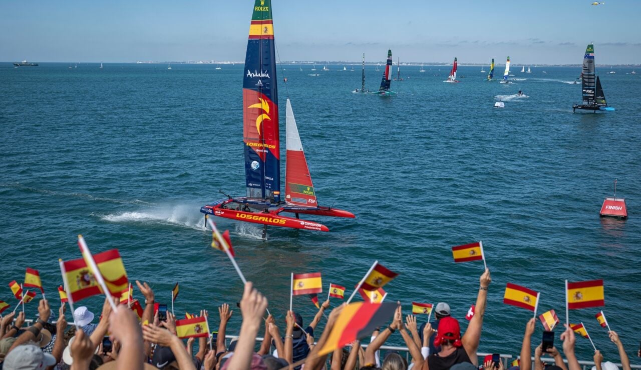 El equipo espa&ntilde;ol de SailGP, en la Bah&iacute;a de C&aacute;diz