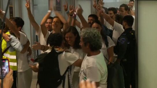 Integrantes de la Florilla en su llegada a Barajas