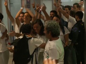 Integrantes de la Florilla en su llegada a Barajas
