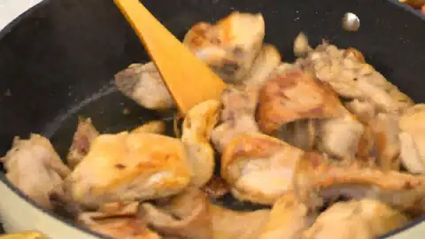 Salpimienta el conejo, añádelo a la tartera y fríelo Salpimienta el conejo, añádelo a la tartera y fríelo