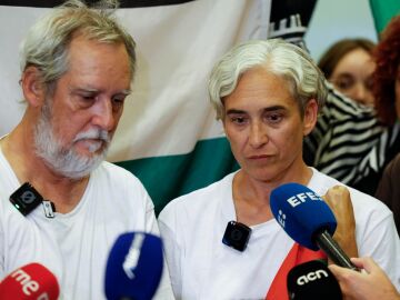 La exalcaldesa de Barcelona Ada Colau, en sus primeras declaraciones al llegar al Aeropuerto de Barcelona-El Prat, junto al concejal barcelonés Jordi Coronas