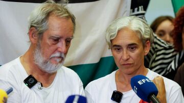La exalcaldesa de Barcelona Ada Colau, en sus primeras declaraciones al llegar al Aeropuerto de Barcelona-El Prat, junto al concejal barcelonés Jordi Coronas