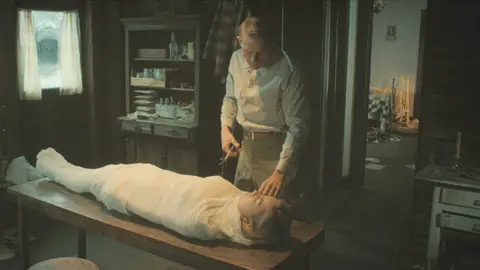 Charlie Hunnam en Monstruo: la historia de Ed Gein Charlie Hunnam en Monstruo: la historia de Ed Gein