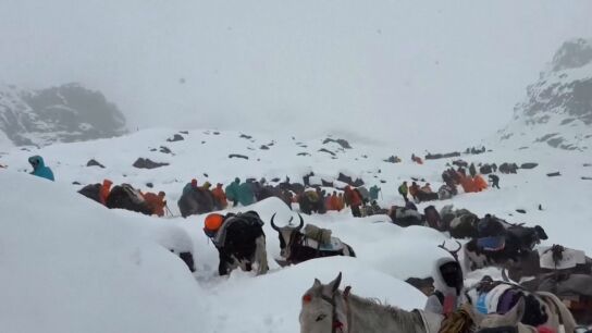 Contin&uacute;a la b&uacute;squeda de 200 Personas tras una fuerte tormenta de nieve en el Everest que se ha convertido en una trampa