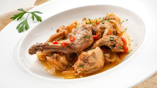 Conejo encebollado, la receta libre de grasa de Karlos Argui&ntilde;ano