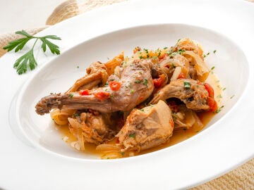 Conejo encebollado, la receta libre de grasa de Karlos Arguiñano