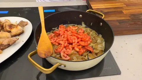 Pela los tomates, córtalos en medias lunas y añádelos. Pela los tomates, córtalos en medias lunas y añádelos.