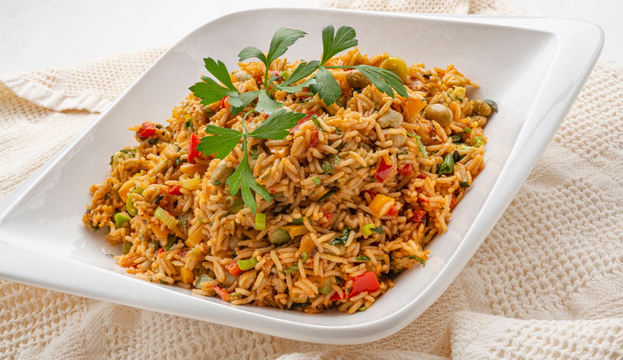 Sabroso y sano: la receta de ensalada de arroz crispy picante de Joseba Argui&ntilde;ano