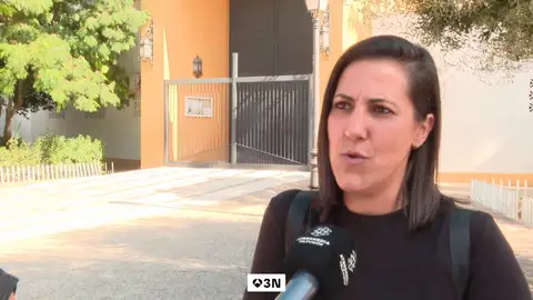 Una madre de Sevilla denuncia que el cura le niega la comunión a su hijo por ser lesbiana y soltera: "Es homofobia" Una madre de Sevilla denuncia que el cura le niega la comunión a su hijo por ser lesbiana y soltera: "Es homofobia"