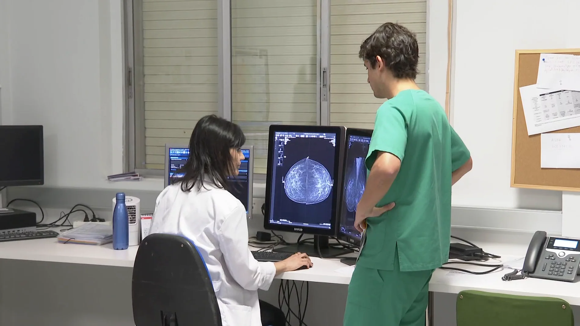 Médicos analizando una mama Médicos analizando una mama